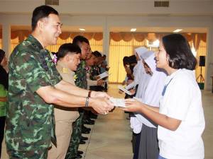 แม่ทัพน้อยที่ 4 มอบทุนการศึกษาตามโครงการ “เยาวชนคนดี คนเก่ง”