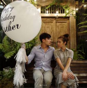 “เคน ภูภูมิ” หอบลูกโป่งสีขาว สบตาเบาๆ เซอร์ไพรส์วันเกิด “เอสเธอร์”