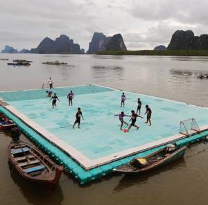 “ไทม์” ยกสนามฟุตบอลลอยน้ำเกาะปันหยี สวยสุดในโลก