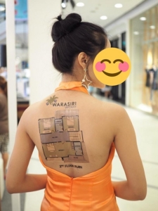 สุดฮือฮา! คว้านลึกโชว์แบบบ้าน ขายผ่านหลังเนียนๆ ของพริตตี้!!