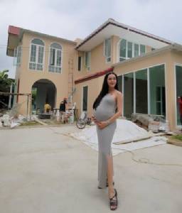 “อ๋อม สกาวใจ” อุ้มท้องโย้ตรวจบ้านหลังใหม่ เร่งให้เสร็จก่อนลูกคลอด