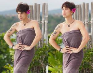 มีความมั่น! “ดีเจเอกกี้” กับท่าโพสสวมผ้าขนหนูผืนเดียว สวยเริ่ด! เชิดหยิ่ง!