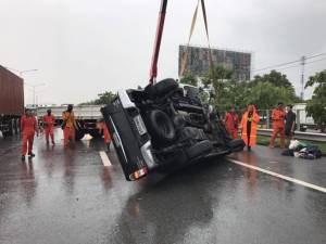 ฝนตกหนัก ทำน้ำท่วมขังทางจราจร กระบะเสียหลักพลิกตะแคง