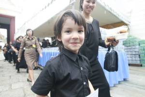 สมเด็จพระเจ้าอยู่หัว พระราชทานอาหาร และน้ำดื่มแก่พสกนิกรเดินทางสักการะพระบรมศพ ในหลวงรัชกาลที่ ๙
