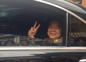 “บิ๊กป้อม” ชู 2 นิ้ว ย้ำไม่เป็นอะไร ขอ 10 วันฟื้นสภาพ พรุ่งนี้ไปถก ครม.