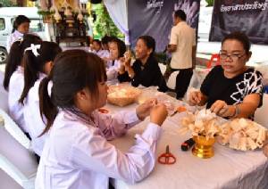 ชาวลพบุรีทำดอกไม้จันทน์ถวายในหลวง ร.๙
