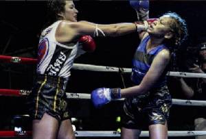 มวยไทยไม่สะใจ!! "เมีย คัง" น็อคคู่แข่งยก 3 เบนเข็มลิ้มรส MMA