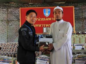 ผบ.ฉก.ทพ.41 ยะลา มอบอินทผลัมและสิ่งของสนับสนุนเดือนรอมฎอนกว่า 3 พันชุด