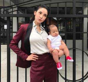 กระเตงลูกไปทำงาน  “แพท ณปภา” คุณแม่สายสตรอง! ยิ้มสู้ชีวิต