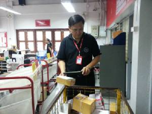 บริษัทไปรษณีย์ไทย สาขาศรีราชา วางมาตรการเข้มส่งกล่องพัสดุ หวั่นส่งระเบิด