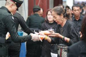 สมเด็จพระเจ้าอยู่หัวพระราชทานอาหารแก่ ปชช.ที่เดินทางมาสักการะพระบรมศพ “รัชกาลที่ ๙”