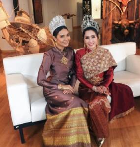 งดงามมาก! “น้ำตาล ชลิตา” สวมชุดไทยถ่ายรูปคู่รุ่นพี่ “ปุ๊ก อาภัสรา”