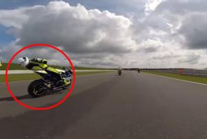 นาทีชีวิต!! นักบิดหมดสติบนรถความเร็ว 140 mph หลังถูกชิ้นส่วนกระแทกศีรษะ (ชมคลิป)