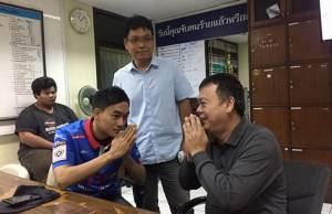 จบด้วยดี! โชเฟอร์สองแถวพกมีด-คนขับเก๋งคัมรี่ จับมือขอโทษ ตร.ปรับ 1 พัน ข้อหาพกอาวุธ