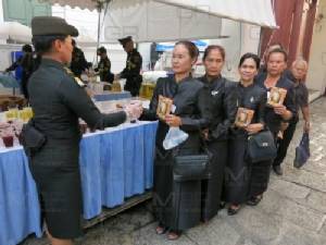 สมเด็จพระเจ้าอยู่หัวพระราชทานอาหารแก่พสกนิกรที่มากราบพระบรมศพ ร.๙