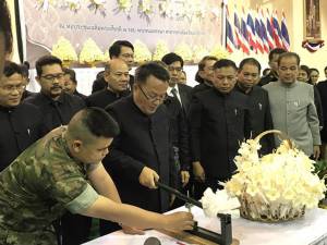 ชาวนราฯ ร่วมโครงการจิตอาสาประดิษฐ์ดอกไม้จันทน์ พระราชทาน 99,999 ดอก