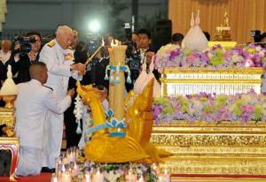 สมเด็จพระเจ้าอยู่หัว โปรดเกล้าฯ พล.อ.เปรม เป็นผู้แทนพระองค์ไปในพิธีมหามงคลบำเพ็ญพระราชกุศลอุทิศถวาย ร.8-ร.9
