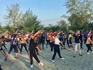 ผู้ว่าฯ จ.ปัตตานี นำประชาชนร่วมออกกำลังกายที่สวนสมเด็จพระศรีนครินทร์