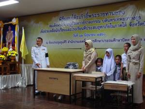 ผู้ว่าฯ จ.ปัตตานี มอบโต๊ะ และเก้าอี้พระราชทาน “สมเด็จพระเจ้าอยู่หัว”