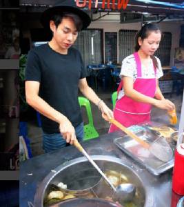 หล่อ! น่ารัก! “เป๊ก” ในคราบพ่อค้าก๋วยเตี๋ยวอย่างแซ่บ