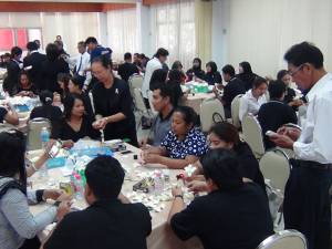 ชาวปัตตานีเข้ารับการฝึกอบรมการทำดอกไม้จันทน์ ถวายความจงรักภักดี