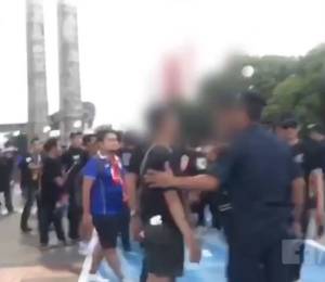 คลิป "แฟนบอล VS ตำรวจ" หวิดมีมวยหลังห้ามนำอุปกรณ์เชียร์เข้าราชมังฯ