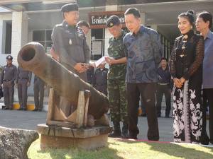 ผู้ว่าฯ สตูล รับมอบ “ปืนใหญ่โบราณ” เตรียมเก็บรวบรวมเพื่อให้เยาวชนรุ่นหลังได้ศึกษา