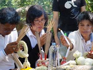 รรท.ผอ.สำนักพุทธสงขลา ขึ้นเขาสำรวจที่พักศพ และรอยเท้าหลวงปู่ทวดที่นาทวี