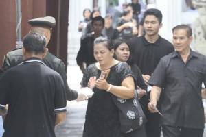 สมเด็จพระเจ้าอยู่หัว พระราชทานอาหาร-น้ำดื่ม แก่พสกนิกรเดินทางถวายอาลัยสักการะพระบรมศพทุกวัน