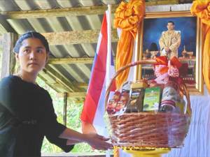 “สมเด็จพระเจ้าอยู่หัว” พระราชทานตะกร้าสิ่งของแก่ครอบครัวตำรวจเหยื่อความไม่สงบ
