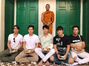 “บอย-เจมส์จิ-หมาก” นำทีมเด็กวัดหล่อ ออกบิณฑบาตเช้าตามรอย “พระเกรท”