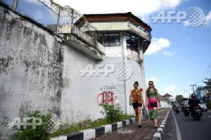 Four foreign inmates tunnel out of Indonesian jail
