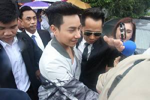ศาลปล่อยตัวชั่วคราว “มิตร มิตรชัย” ทนายยื่นโฉนดที่ดินเงินสด 3.5 ล.ประกันตัว เงื่อนไขห้ามไปต่างประเทศ