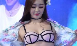 ผู้ชมตาค้าง!! ไอดอลสาวถอดเสื้อเต้นโชว์กลางเวทีคอนเสิร์ต