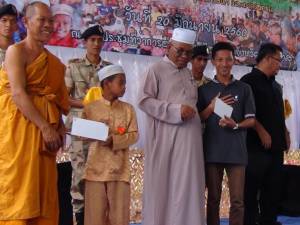 พ่อเมืองนราฯ มอบทุนเด็กกำพร้าบิดา จากเหตุการณ์ความไม่สงบในพื้นที่เจาะไอร้อง
