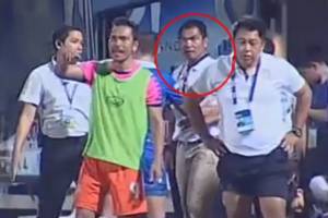 ไร้น้ำใจนักกีฬา? แบน 3 เดือน "โค้ชชู" จอมศอกใส่ท้ายทอยนักเตะคู่แข่ง (คลิป)