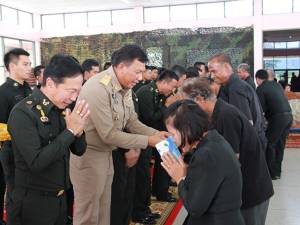 แม่ทัพภาค 4 มอบเงินช่วยเหลือผู้ร่วมพัฒนาชาติไทยใน 8 จังหวัด รวม 924 ราย