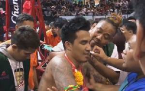 (คลิป) หมดสภาพ "เสี่ยโป้" ลมจับหลังต่อย "กง" แถมผลดันเสมอกัน