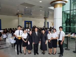 ผู้บริหาร ม.สวนดุสิตนำคณะประดิษฐ์ “ดอกดารารัตน์”