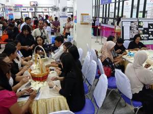 รพ.สตูล เปิดพื้นที่ให้ญาติผู้ป่วยร่วมประดิษฐ์ดอกไม้จันทน์ถวายพ่อหลวง ร.๙