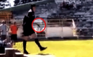 แข้งแซมบ้าผวา!! เชิ้ตดำหัวร้อนวิ่งหยิบ "ปืน" จากซุ้มม้านั่ง