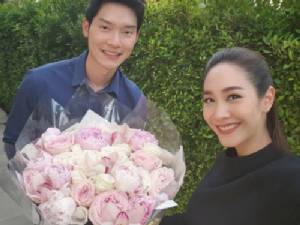 มาแบบเขินๆ “ไฮโซโอ๊ต” หอบดอกไม้ช่อใหญ่มอบให้ “มิน พีชญา”