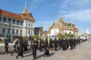 บรรยากาศโศกเศร้า พสกนิกรทั่วไทยเดินทางถวายอาลัยกราบสักการะพระบรมศพ “ในหลวงรัชกาล ๙”