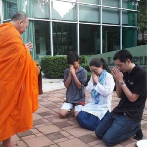 พร้อมหน้าครอบครัว? “หนุ่ม-นิโคล-น้องทิกเกอร์” ใส่บาตรร่วมกัน