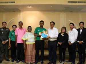 ผู้ว่าฯ สงขลามอบเกียรติบัตรเชิดชูเกียรติ พนง.เก็บรถเข็นของห้างโลตัสสงขลา