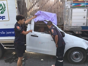 รถกระบะห้องเย็นชนท้ายรถบรรทุกพ่วงลากคนขับเสียชีวิตคาที่