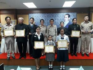 ผู้ว่าฯ เมืองตรังมอบโล่ 10 บุคคลต้นแบบคุณธรรม 9 ประการ