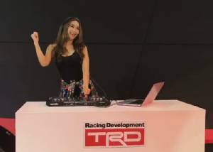โตโยต้าจัดให้ ดีเจสาวควงคู่ “เพลงที่มันมีงูออกมา” เพลินตาที่ออโตซาลอน(ชมคลิป)