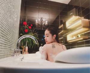 ถอดหมด! “กระแต อาร์สยาม” โชว์แผ่นหลังขาวจั๊วลงอ่างจากุซซี่