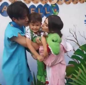 พร้อมหน้าพ่อแม่ลูก! "ไมค์ - ซาร่า" ฉลองวันเกิดลูกชาย "น้องแม็กซ์เวลล์" ครบ 3 ขวบ